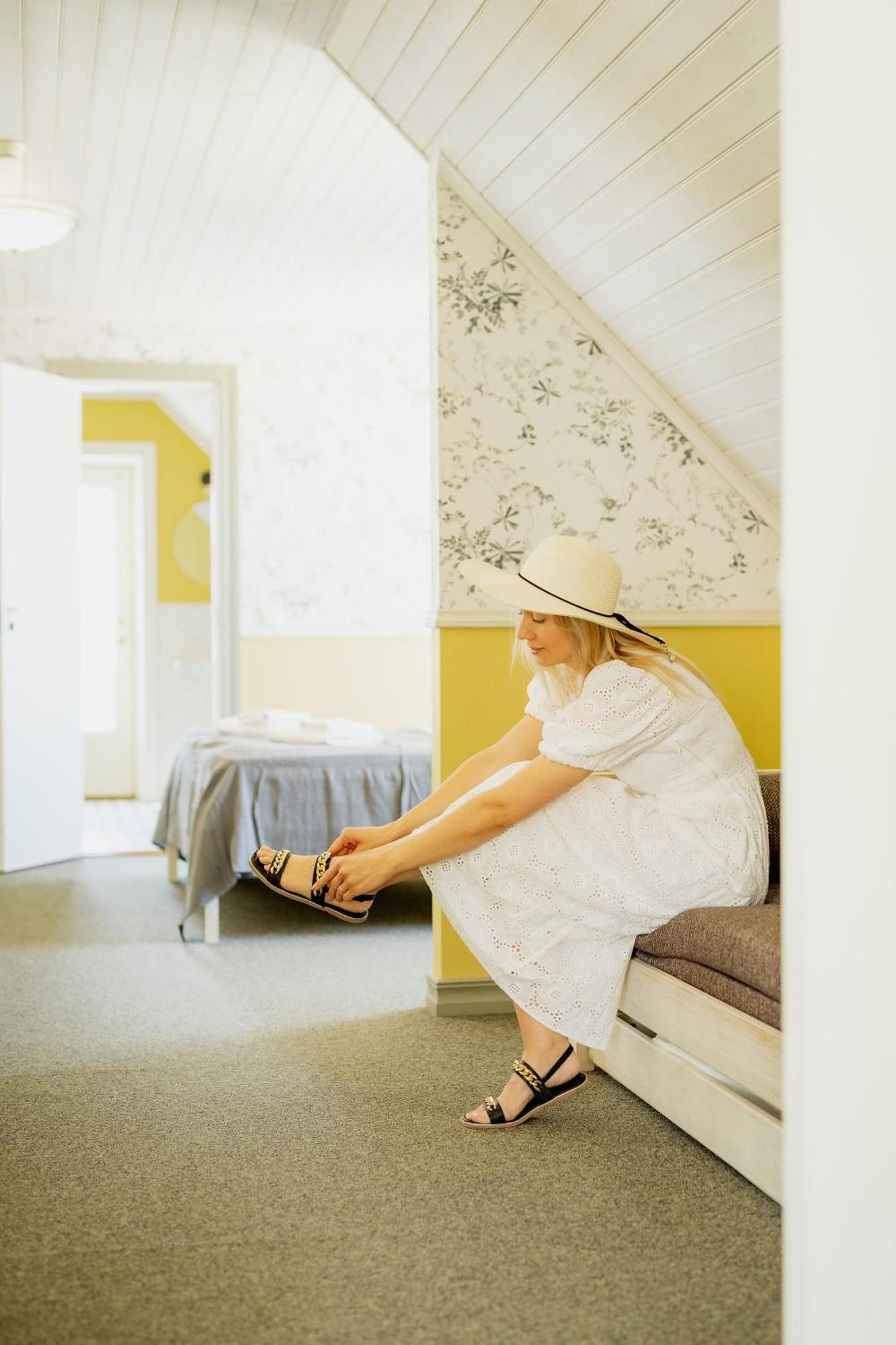 Vanalinna Boutique Hotel Курессааре Экстерьер фото
