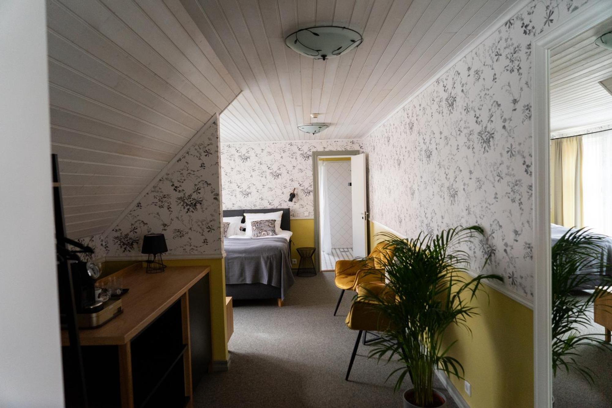 Vanalinna Boutique Hotel Курессааре Экстерьер фото