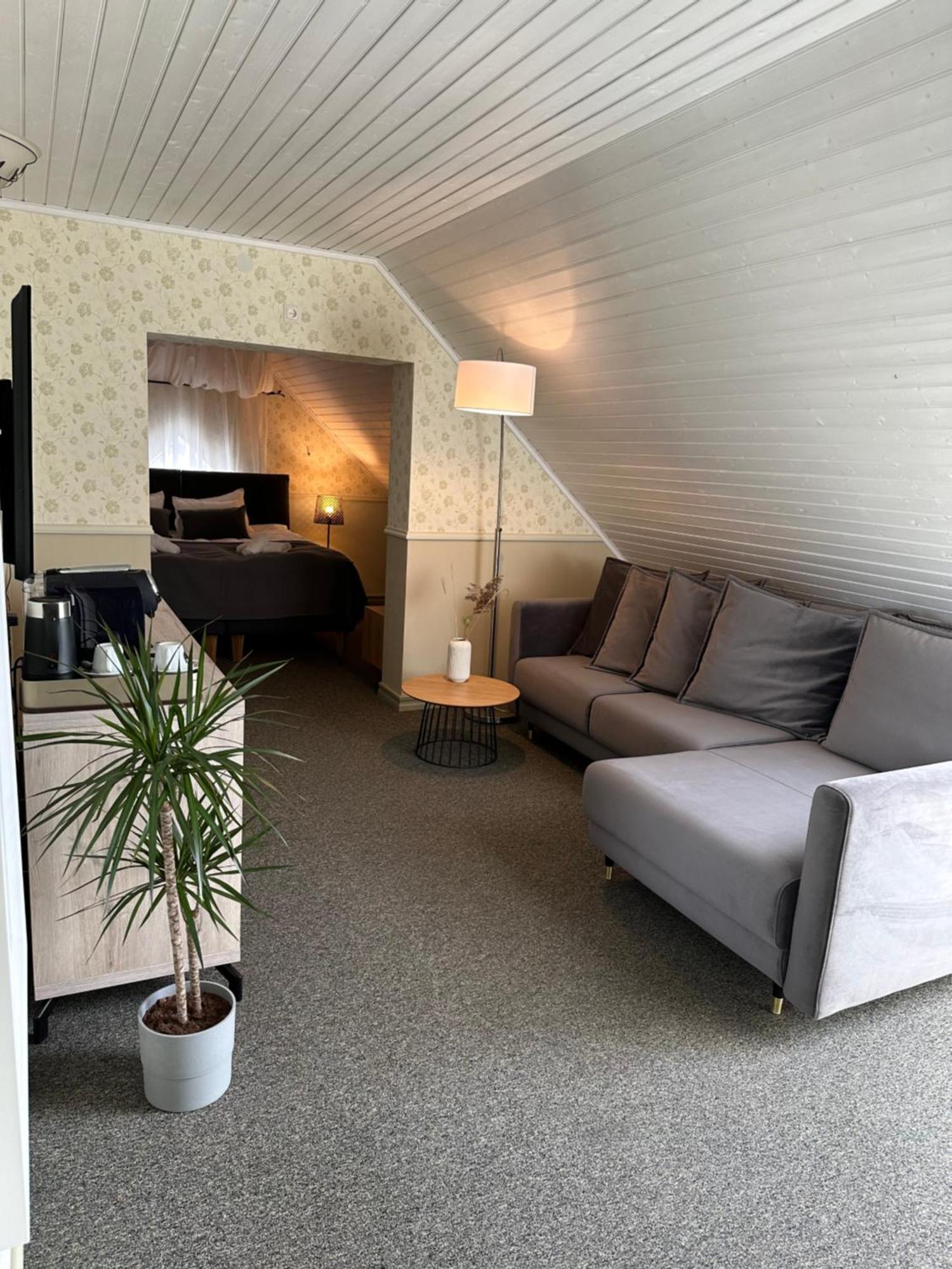Vanalinna Boutique Hotel Курессааре Экстерьер фото