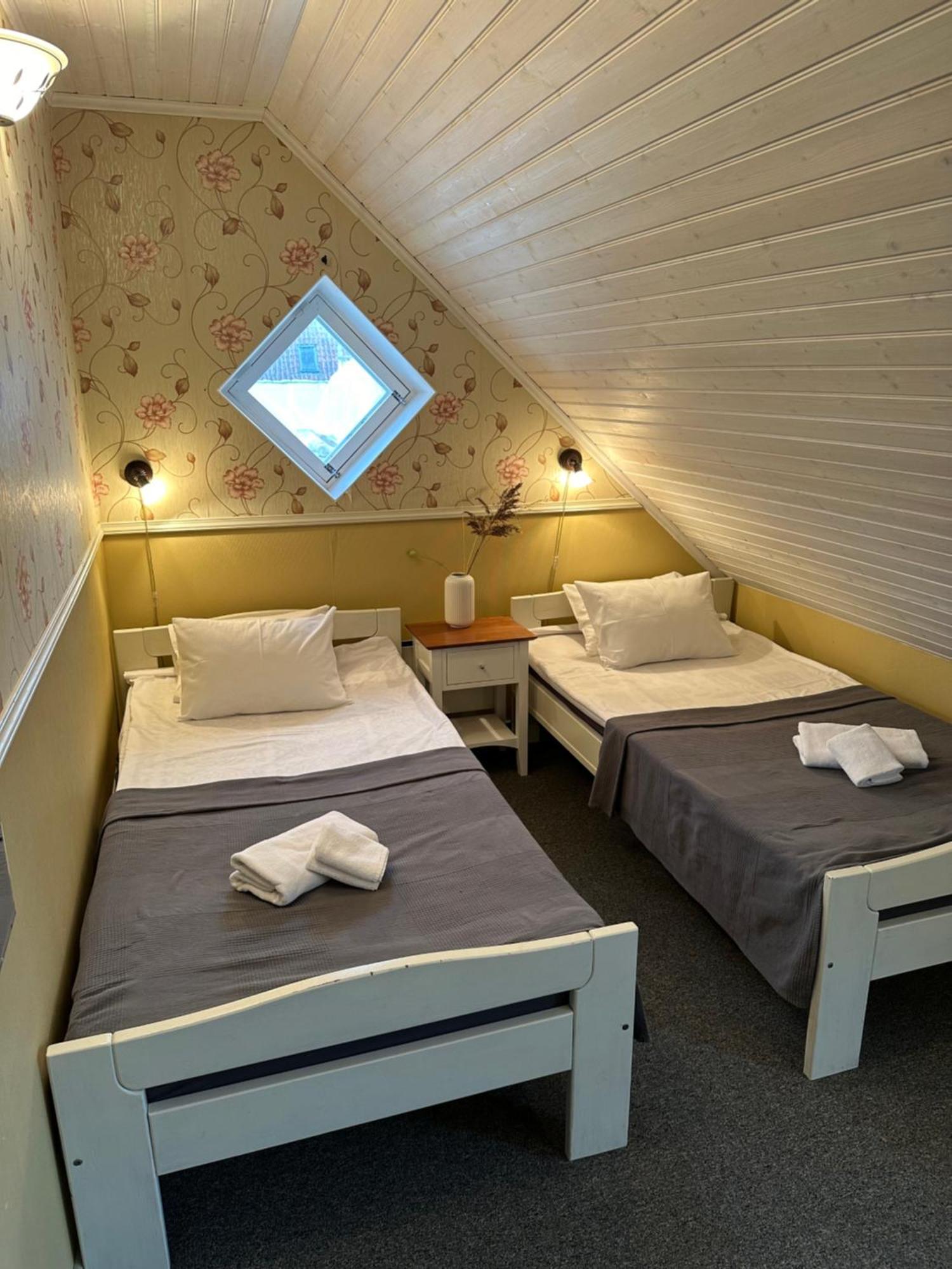 Vanalinna Boutique Hotel Курессааре Экстерьер фото