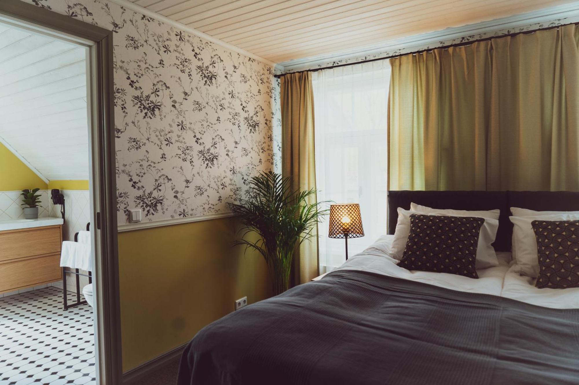 Vanalinna Boutique Hotel Курессааре Экстерьер фото