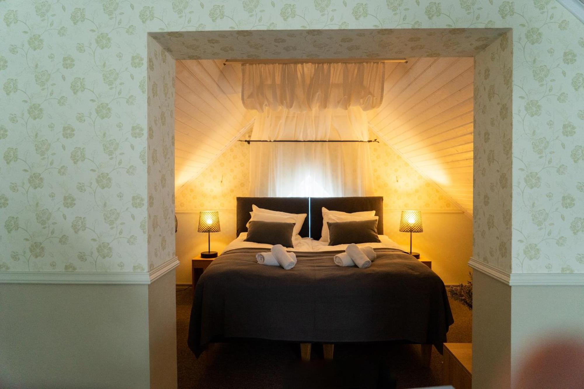Vanalinna Boutique Hotel Курессааре Экстерьер фото